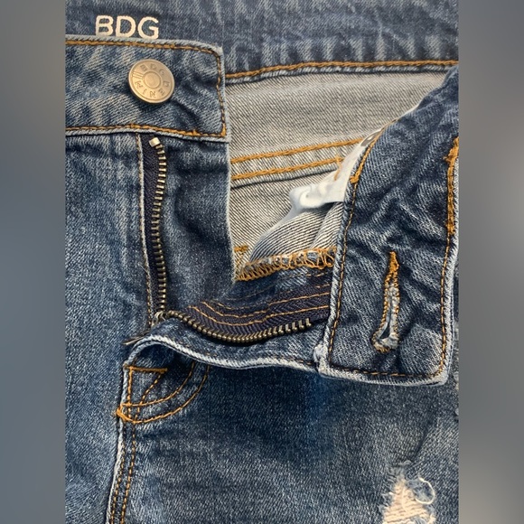 Urban Outfitters ~ BDG ~ Mid Rise Alexa Pocket Shortie Denim Shorts Size 29 - Picture 8 of 12